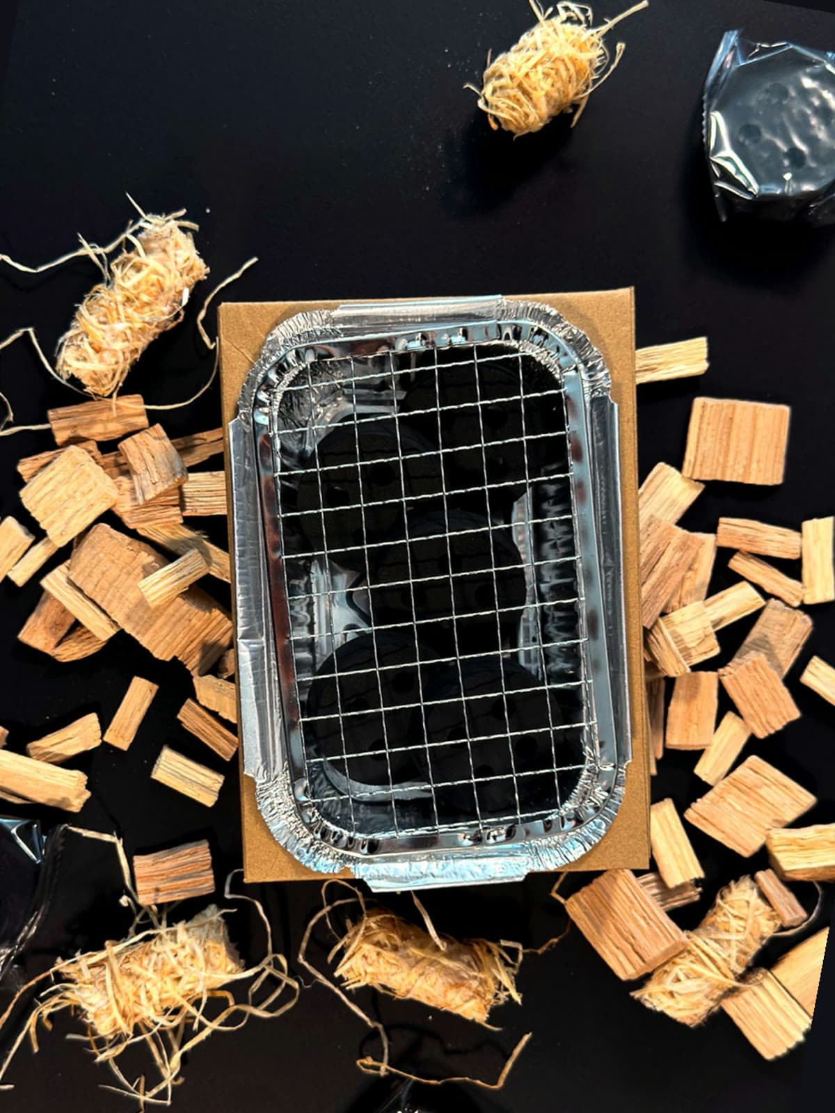 Biteva Einweggrill mit Instant-Kohle, bereit zum Anzünden