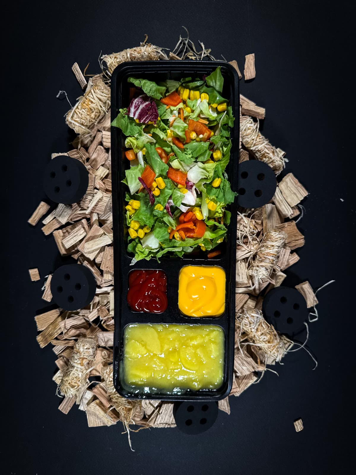 Frischer Salat und Saucen in einer Biteva-Schale