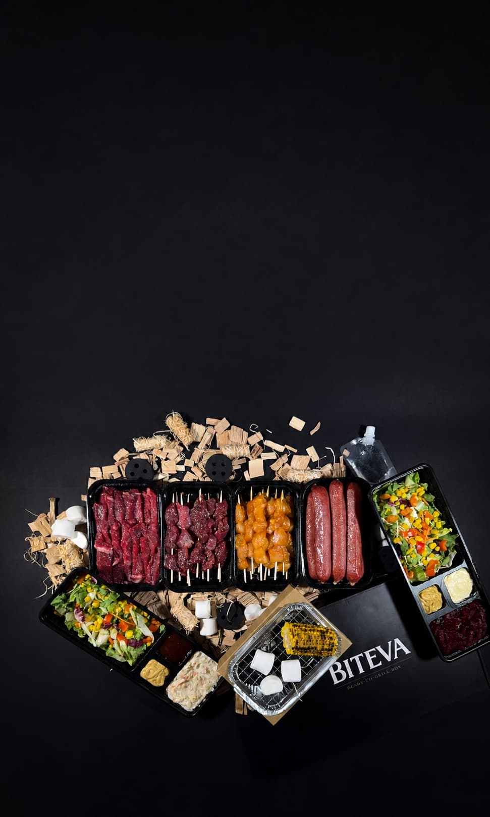 Biteva Grillbox mit Fleisch, Salaten, Saucen und Mais